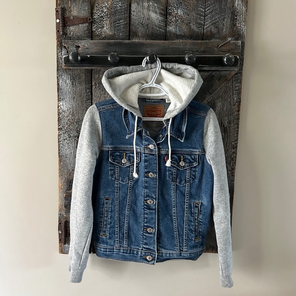 Women's Levi's Jean Jacket Dark Wash w/Grey Sweatshirt Sleeves & Hood - Picture 1 of 3